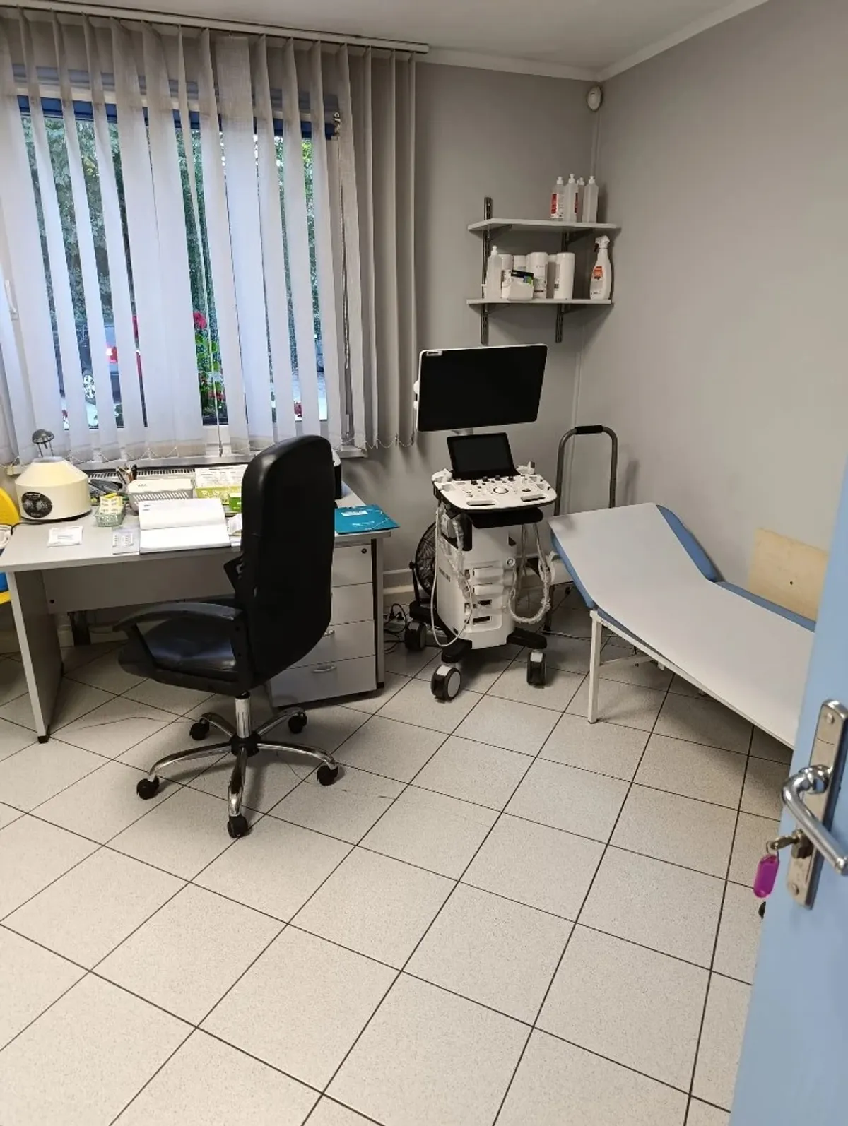 Gabinet badań USG z aparatem ultrasonograficznym w OLMED